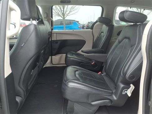 Used 2022 Chrysler Pacifica Touring-L image 13