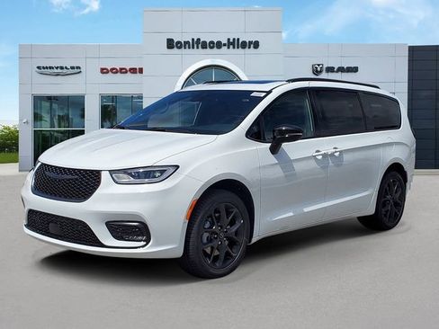 New 2026 Chrysler Pacifica Limited image 2