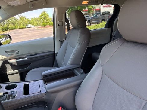 Used 2023 Toyota Sienna LE FWD image 8