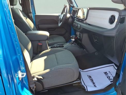 Used 2025 Jeep Wrangler Sahara image 24