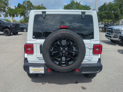 Used 2025 Jeep Wrangler Unlimited Sahara AWD/4WD image 7