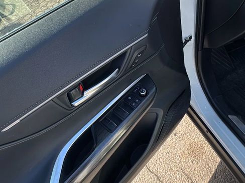 Used 2021 Toyota Venza XLE w/ Softex Package image 10