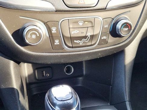 Used 2018 Chevrolet Equinox LT image 21