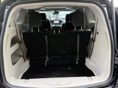 Used 2023 Chrysler Pacifica Limited FWD image 11
