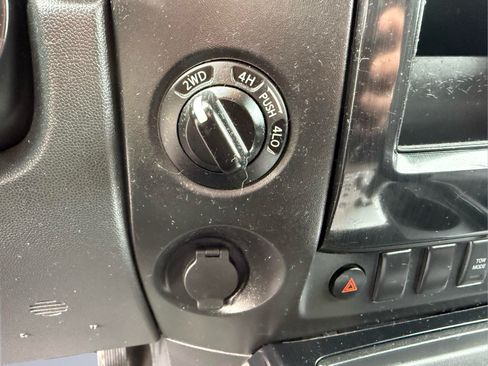 Used 2015 Nissan Titan SV w/ SV Value Truck Package AWD/4WD image 32