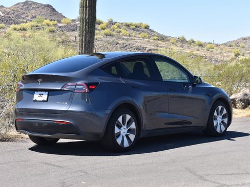 Used 2022 Tesla Model Y Long Range image 7