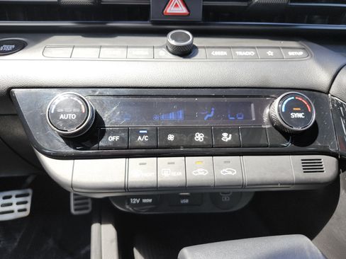 Used 2025 Hyundai Elantra SEL image 30