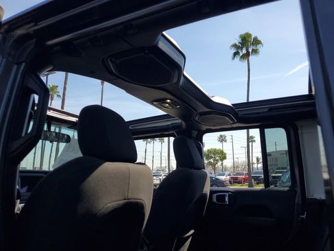 Used 2021 Jeep Wrangler Unlimited Sahara image 34