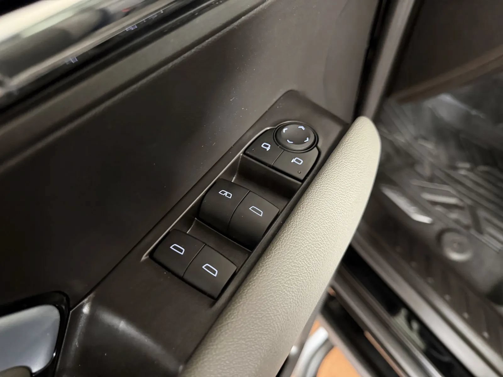 Used 2025 Chevrolet Colorado ZR2 w/ Technology Package AWD/4WD image 18