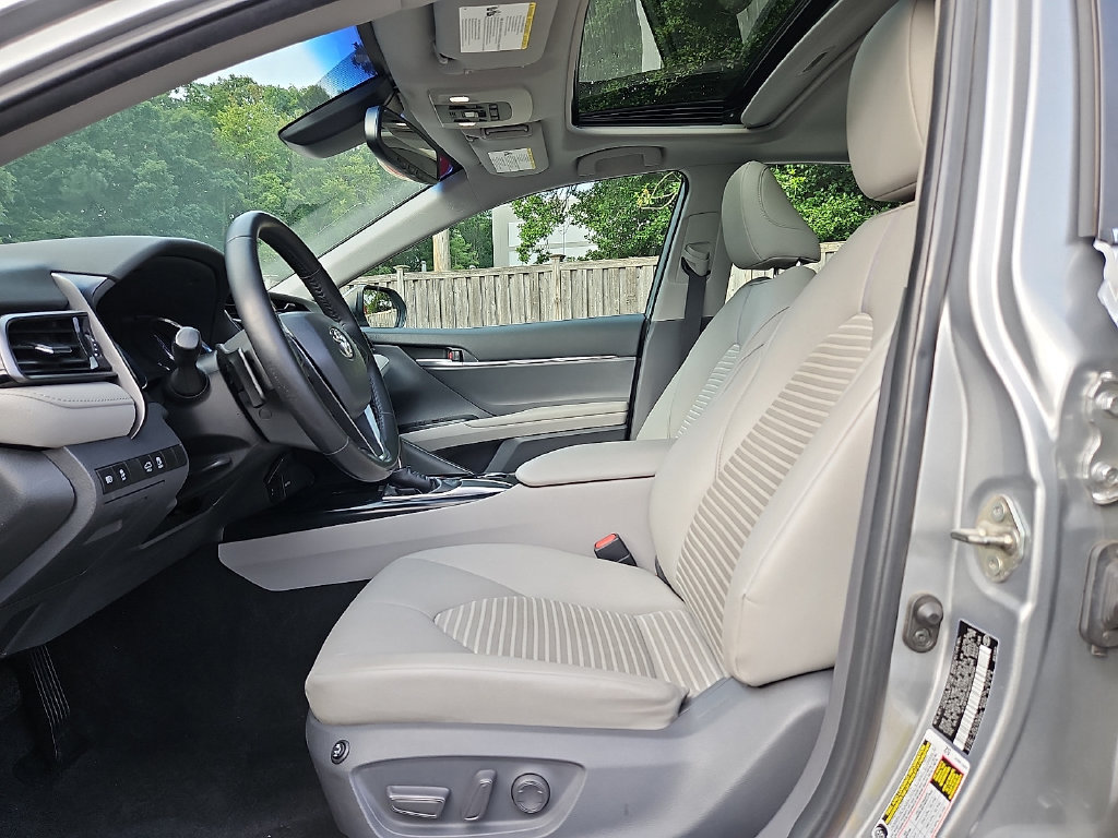 Used 2019 Toyota Camry SE w/ Convenience Package FWD image 13