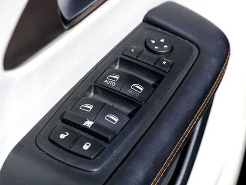 Used 2017 Chrysler Pacifica Touring w/ Tire & Wheel Group image 18