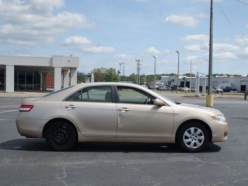 Used 2010 Toyota Camry LE FWD image 13