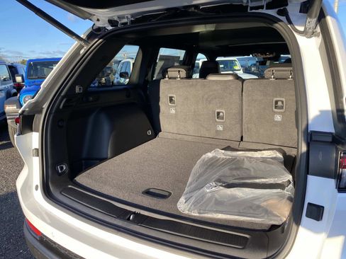 New 2025 Jeep Grand Cherokee Laredo image 5