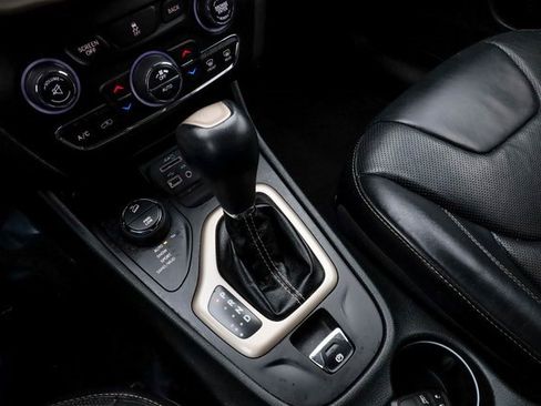 Used 2015 Jeep Cherokee Limited w/ Luxury Group image 10