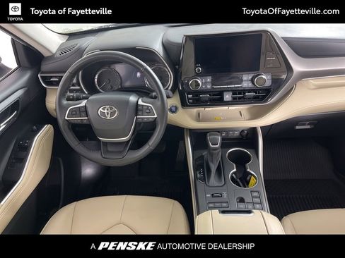 Used 2023 Toyota Highlander XLE image 5