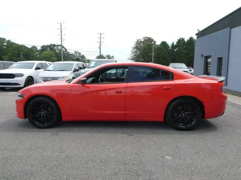 Used 2018 Dodge Charger SXT w/ Blacktop Package RWD image 9