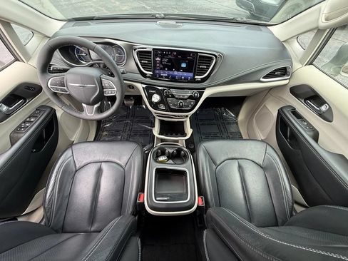Used 2022 Chrysler Pacifica Touring-L FWD image 18