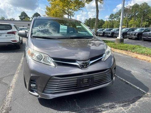 Used 2018 Toyota Sienna XLE w/ XLE Navigation Package FWD image 2