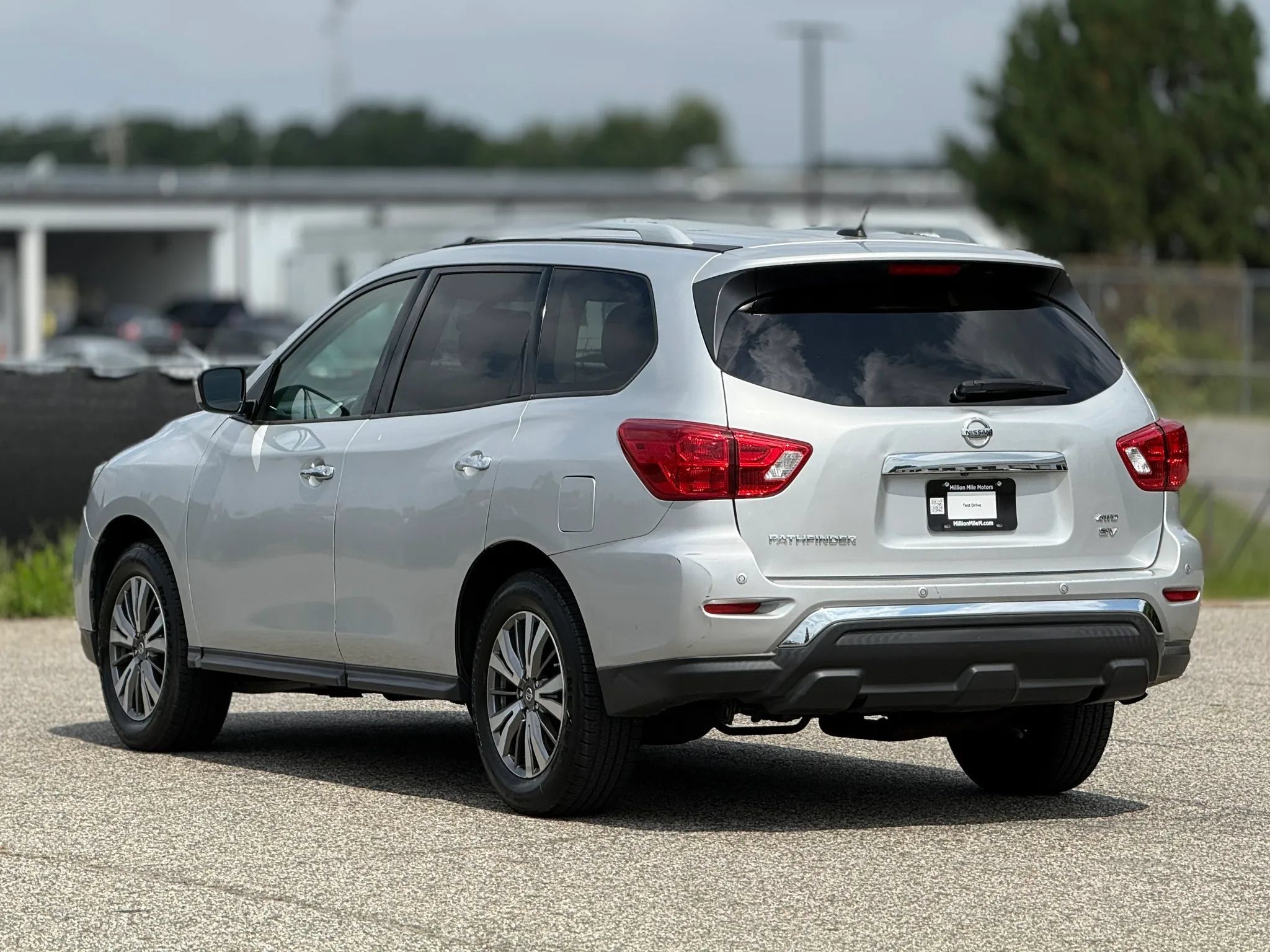 Used 2018 Nissan Pathfinder SV AWD/4WD image 10