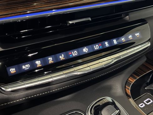 Certified 2023 Cadillac Escalade Premium Luxury w/ Performance Package AWD/4WD image 31