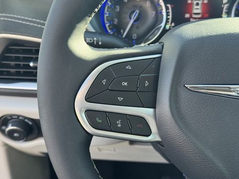 Used 2024 Chrysler Pacifica Touring-L image 28