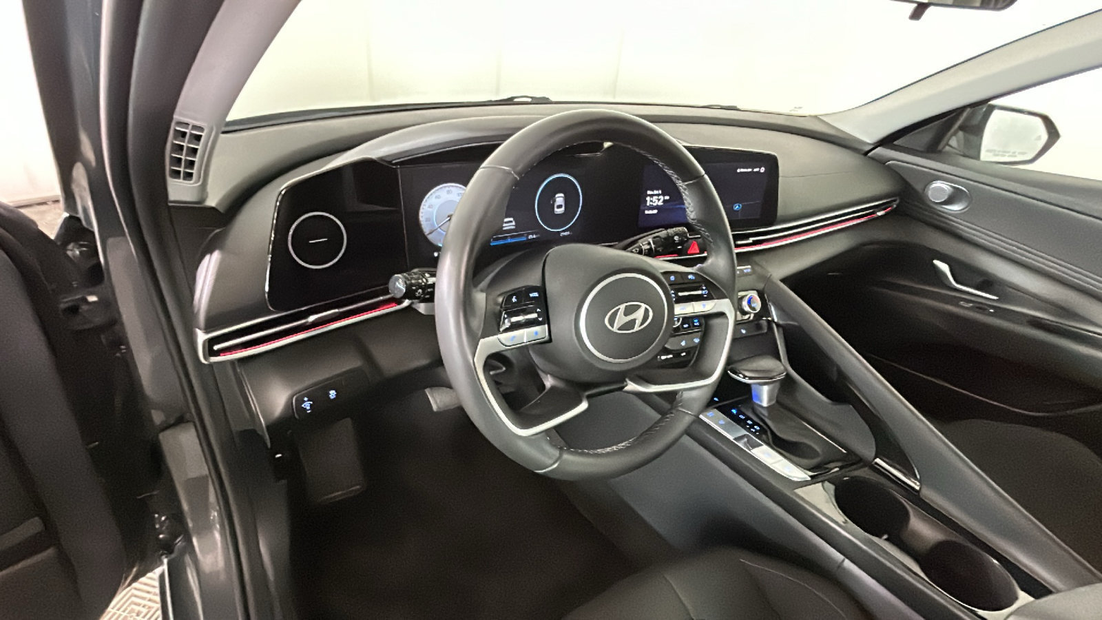 Used 2024 Hyundai Elantra SEL w/ Convenience Package FWD image 17