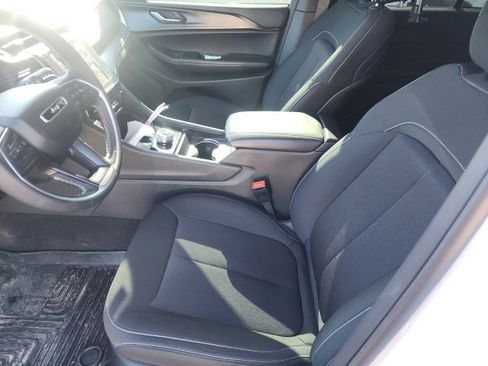 Used 2025 Jeep Grand Cherokee Laredo w/ MOPAR Finishing Package image 5