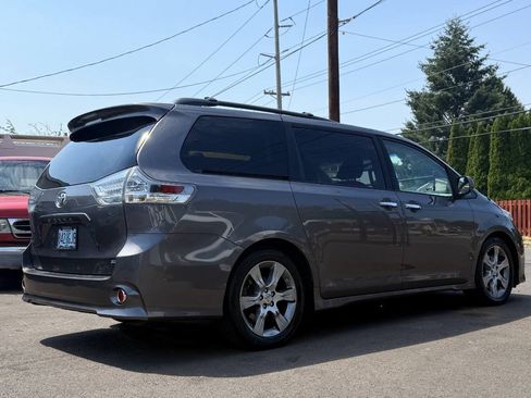 Used 2013 Toyota Sienna SE FWD image 5