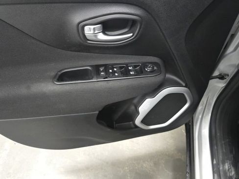 Used 2019 Jeep Renegade Latitude w/ Cold Weather Group AWD/4WD image 12