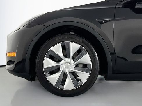 Used 2024 Tesla Model Y Long Range image 9