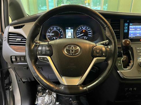 Used 2017 Toyota Sienna Limited Premium image 20