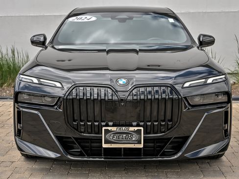 Used 2024 BMW 740i xDrive w/ Premium Package AWD/4WD image 4
