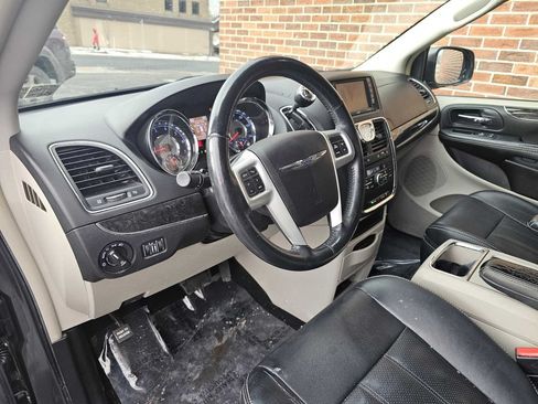 Used 2015 Chrysler Town & Country Touring-L w/ Driver Convenience Group FWD image 13