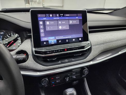 Used 2024 Jeep Compass Latitude image 11