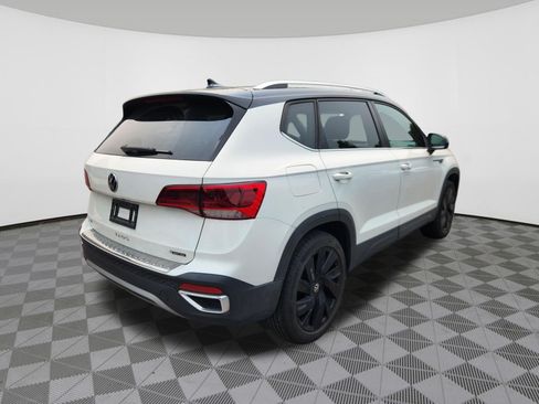 Used 2024 Volkswagen Taos SE w/ Panoramic Sunroof Package AWD/4WD image 4