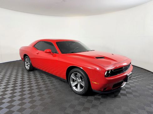 Used 2015 Dodge Challenger SXT w/ Driver Convenience Group RWD image 6