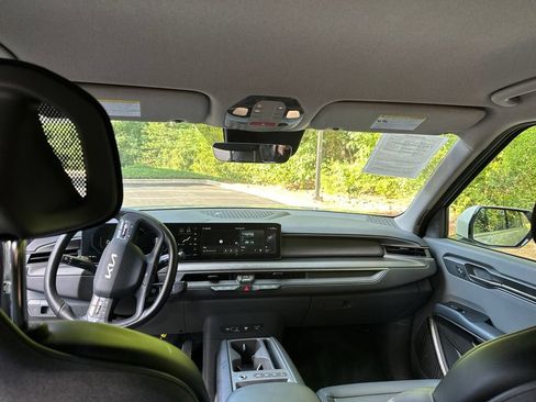 Used 2024 Kia EV9 Light Long Range RWD image 9