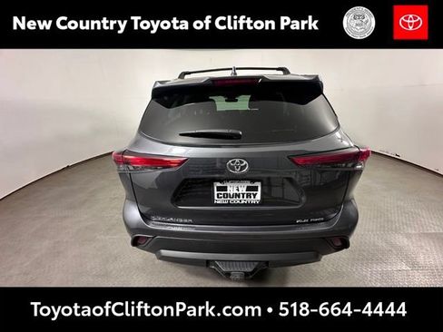 Used 2023 Toyota Highlander XLE AWD/4WD image 4