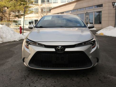 Used 2021 Toyota Corolla LE image 3