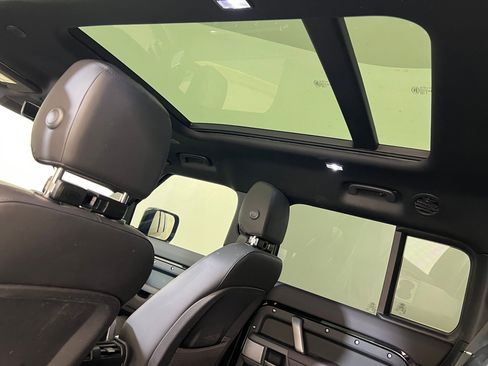 Used 2024 Land Rover Defender 130 X-Dynamic SE image 32