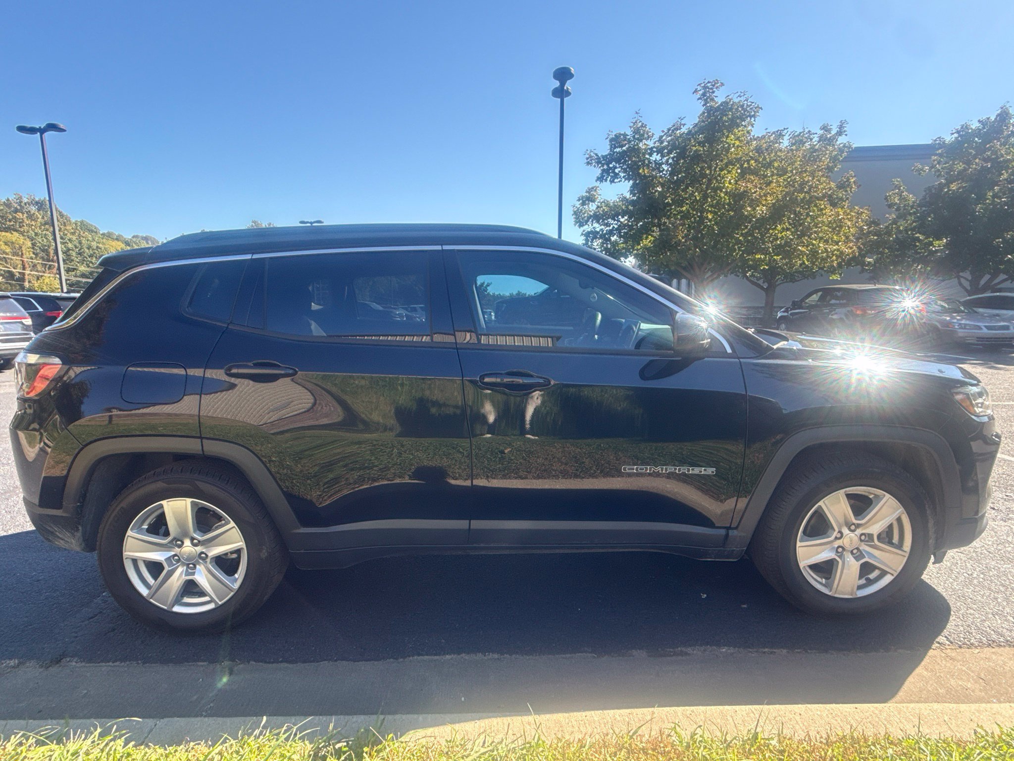 Used 2022 Jeep Compass Latitude FWD image 4
