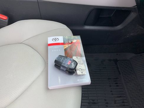 Used 2024 Toyota Grand Highlander XLE image 9