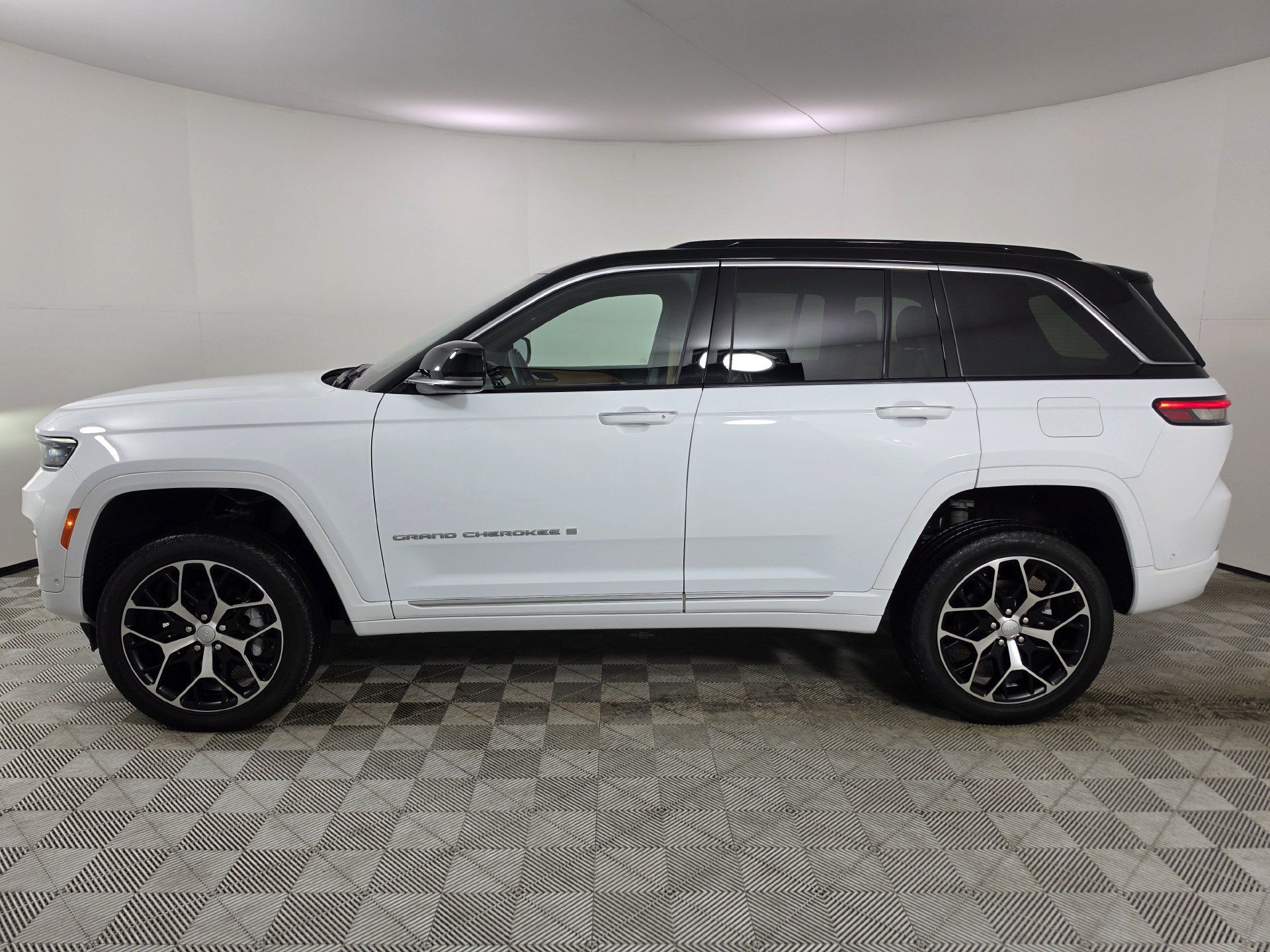 Used 2024 Jeep Grand Cherokee Summit AWD/4WD image 43