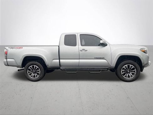 Used 2022 Toyota Tacoma TRD Sport w/ TRD Premium Sport Package AWD/4WD image 4
