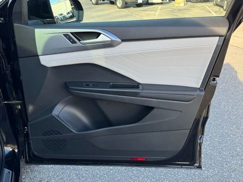 Certified 2025 Volkswagen Taos SEL w/ Black Wheel Plus Package image 20