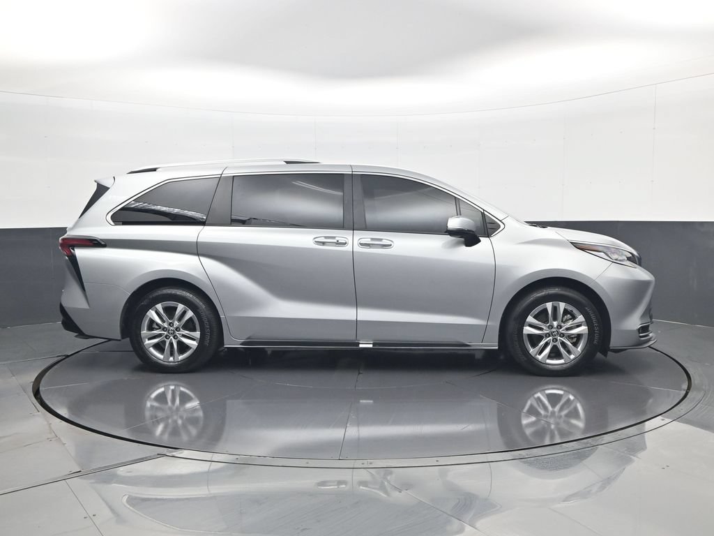 Used 2025 Toyota Sienna Limited AWD/4WD image 5