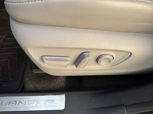 Certified 2025 Toyota Highlander Limited FWD image 27