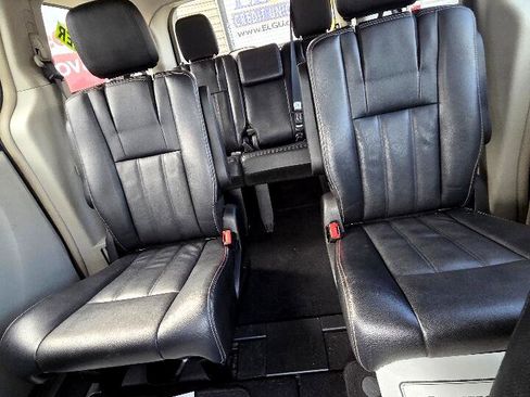 Used 2013 Chrysler Town & Country Touring image 24