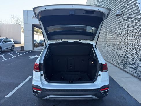 Used 2022 Volkswagen Taos SE w/ Panoramic Sunroof Package image 9