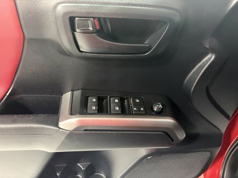 Used 2019 Toyota Tacoma SR5 AWD/4WD image 12